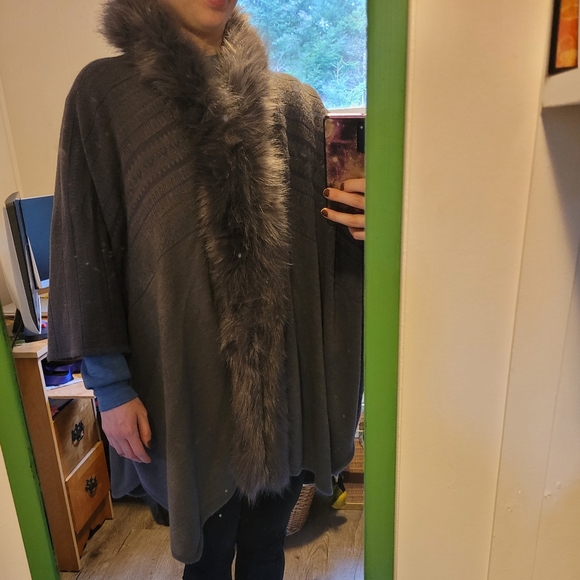Faux fur poncho cape shawl - Picture 4 of 4